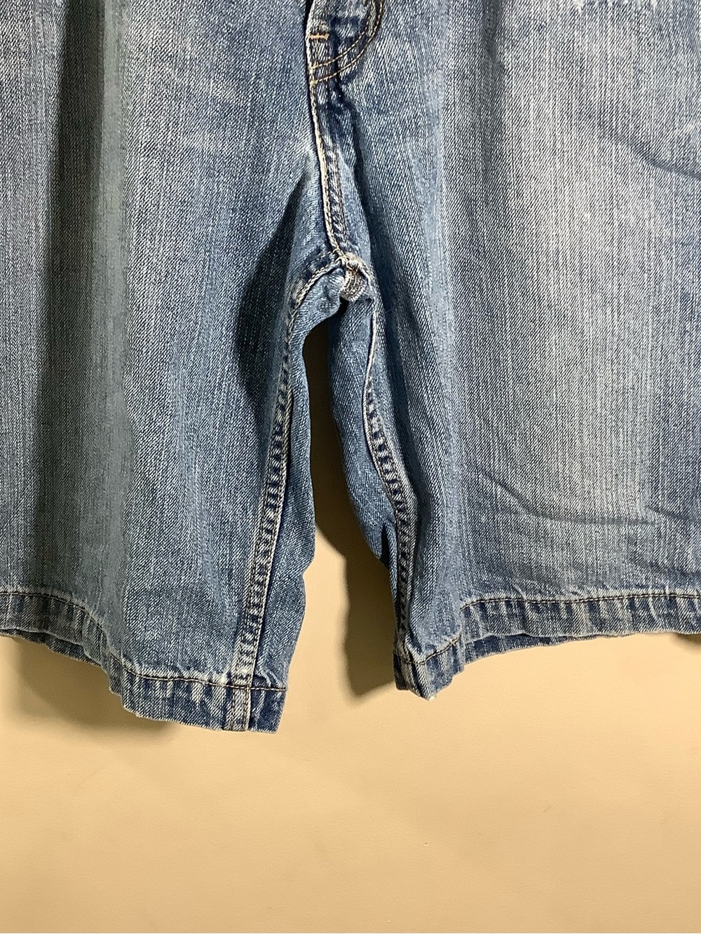Leviโs Carpenter-Style Men's Denim Shorts - Blue Cargo Y2K - Picture 4 of 9